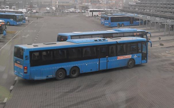 9.4. Företräde åt backande fordon Det är absolut förbjudet att köra bakom backande fordon. På Nils Ericson Terminalen skall samtliga bussar lämna företräde åt backande fordon.