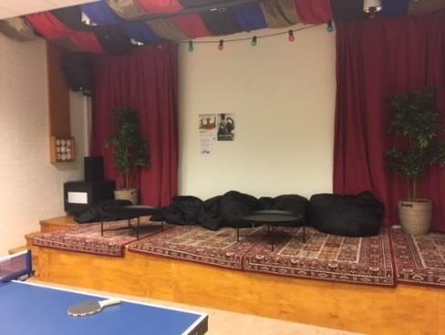I den andra delen av fritidsgården är som en korridor, där har personalen egna kontor/arbetsytor. På andra sidan i korridoren finns det två rum, varav ett rymligt kök.