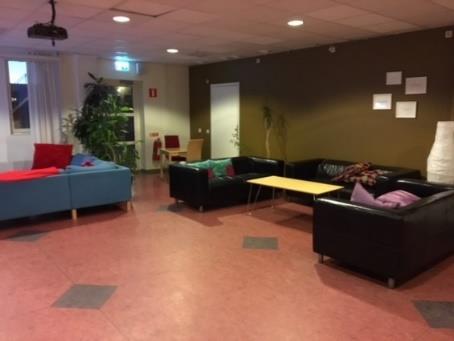 pingis. Oxie fritidsgård har ett rum för tv-spel med transparant vägg mot det större rummet.