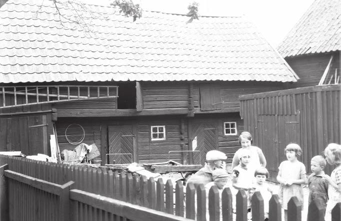 GÖRAN TAGESSON Figur 4. Malackens gård, Hunnebergsgatan 33, Linköping. Foto Bengt Cnattingius, E004839, Östergötlands museums arkiv. re var fastigheten efter föräldrarnas eller makens död?