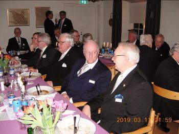Br Alf och br Göran hade mycket att diskutera. Fem av rec. Den sjätte, br Ewan, satt på två stolar. Han var nämligen också Fadder! Lite avslappning på maten? Logemöte 25 mars med vänafton.