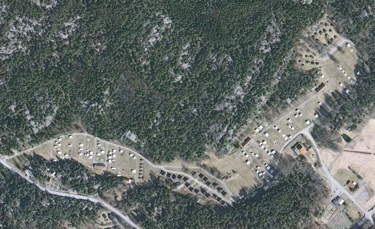 4 2 Geologi 2.1 Bergarter Berggrunden består till största delen av röd medelkornig bohusgranit. Gångar/linser av pegmatit (en mycket grovkornig variant av granit) förekommer.