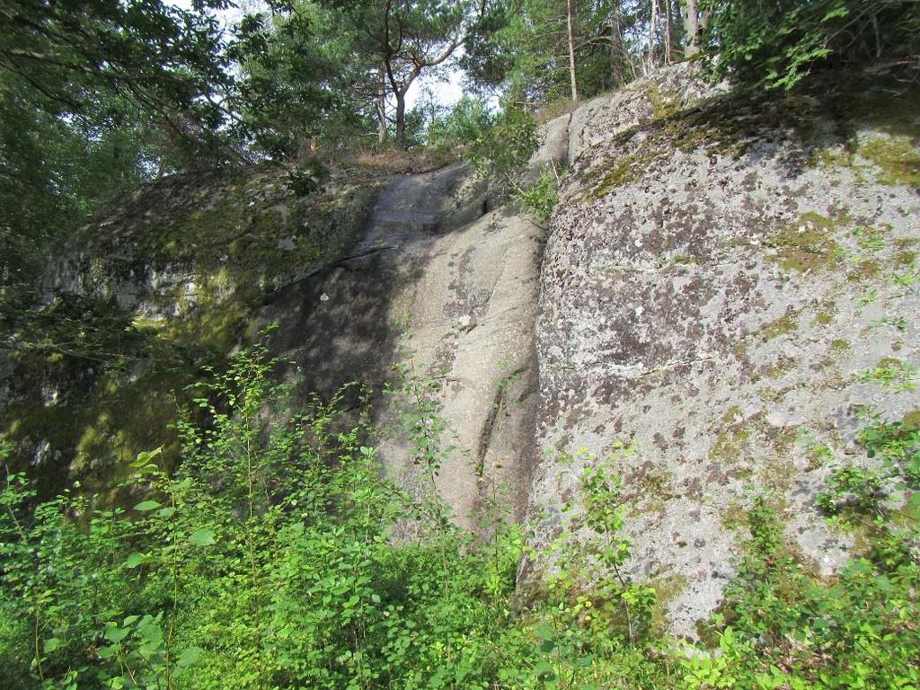 Släntområde 1 Längst bort i nordost bakom stugområdet består den naturliga bergslänten av branta men rundade hällar, Figur 3. Någon rasrisk bedöms inte föreligga här.