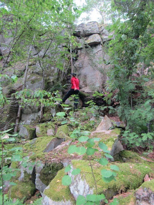 uppsprucket berg.