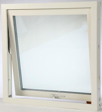 Beslag Vridbeslag i gulkromaterat stål som är utvändigt vitlackerat på fönster med aluminiumbeklädnad i NCS S 0502-Y.