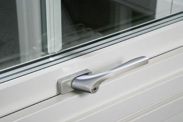 Öppning och vädring Fast öppningsspärr med öppning 100 mm där bågen spärras automatiskt när fönstret öppnas. För att öppna mer än 100 mm måste beslaget frikopplas.