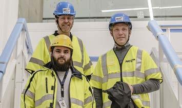 ARMATURERNA SITTER I insparningar längs sidorna i taket på trapphuset och bildar en ljuslinje genom trapphusets alla sju våningar.