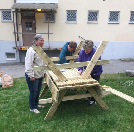 samtidigt som det rensades bort trasiga