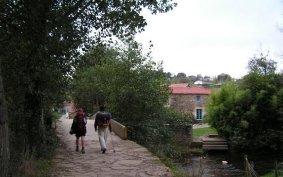 Du följer små grusvägar och mindre stigar en bra bit innan du kommer fram till Santa María de Gondar, med sin fontän Fontiña de Valiñas.