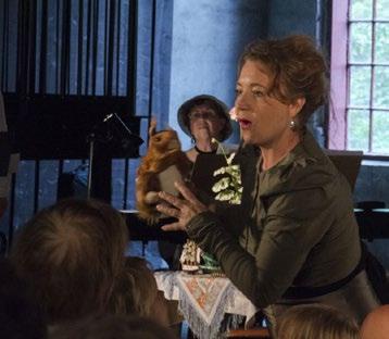 se TRIO SMACK - MED DOTTERBOLAGET En trickbaserad föreställning. En clowntrio jobbar på fullaste allvar med att roa publiken.