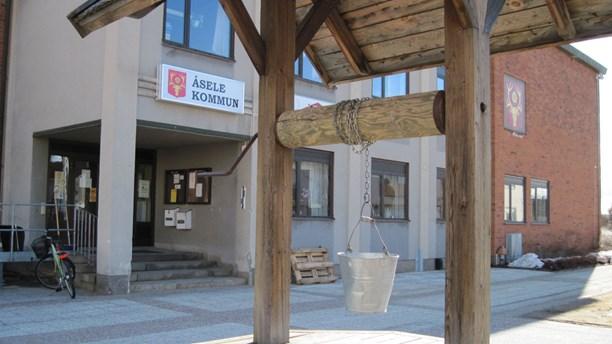 Räddningstjänsten en del av Åsele kommun På brandstationen i Åsele arbetar 25 personer och på brandstation i Fredrika arbetar 11 personer. Vår högsta chef är räddningschefen.