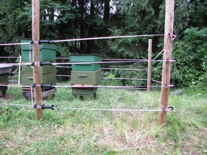 Om det lämnar svackor/sänkor under stängslet, så kan de täppas till med extra band, som dras från det nedersta bandet.