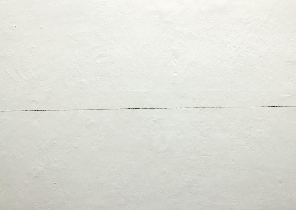 1, (Below this line is half of the universe. Above this line is half of the universe) Ur katalogtext: Blyertsstrecken som vi ser mot den vita väggen i Oktagonen är även dessa skapade av Jesper Norda.