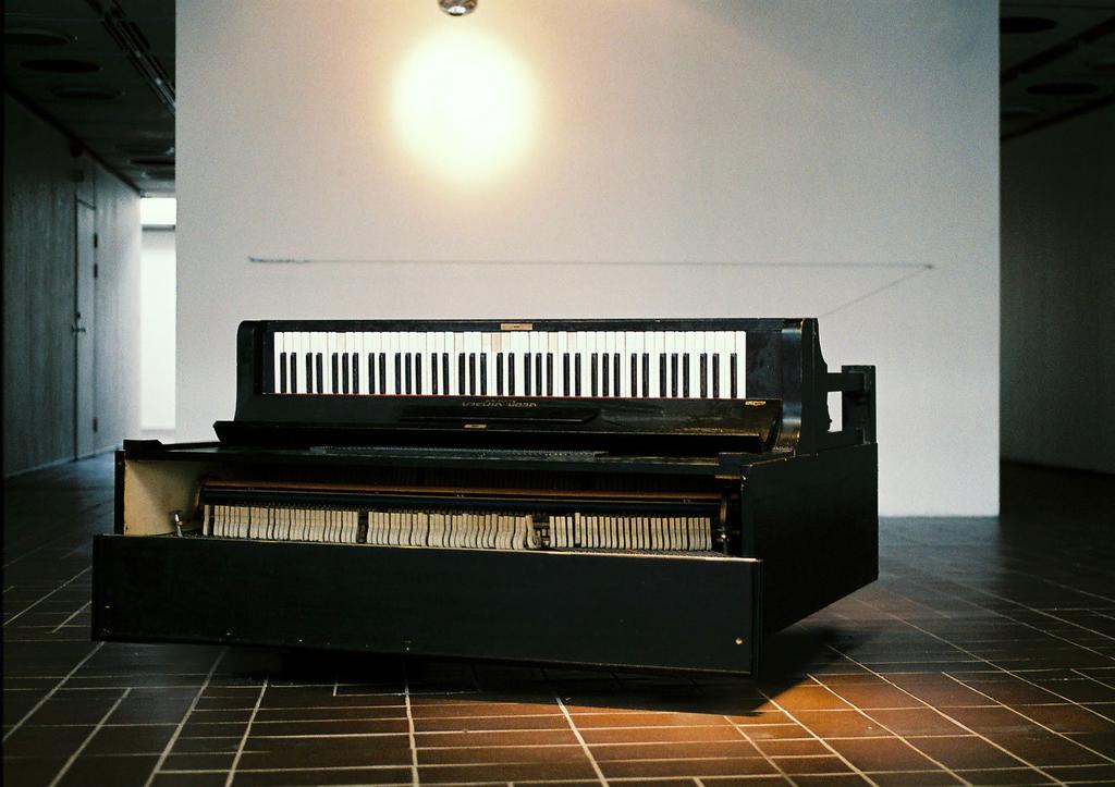HORIZON RELEASE THE HEART OF THE MATTER (SOLO), SANDVIKENS KONSTHALL, 2009 Piano, wire, lightprojector.