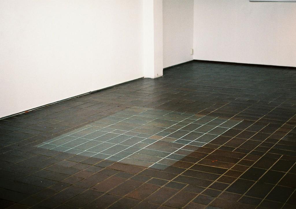 READER THE HEART OF THE MATTER (SOLO), SANDVIKENS KONSTHALL, 2009 Video (projection, infinite loop) An illusion of light falling in from a