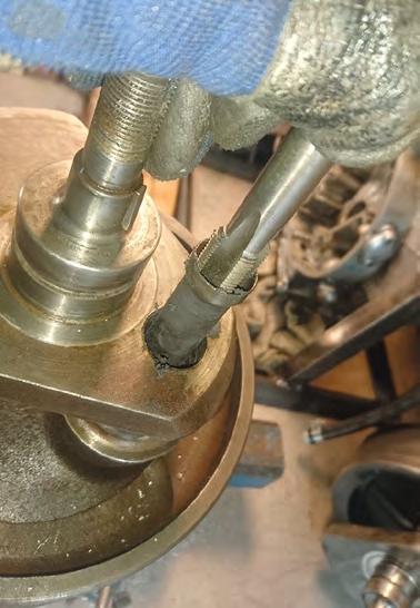 A65:ans originalplugg (68-0184) är 7/16 hög och ersättningspluggen (71-2800) är 5/16 hög med insex från British Bike Bits är lägre än