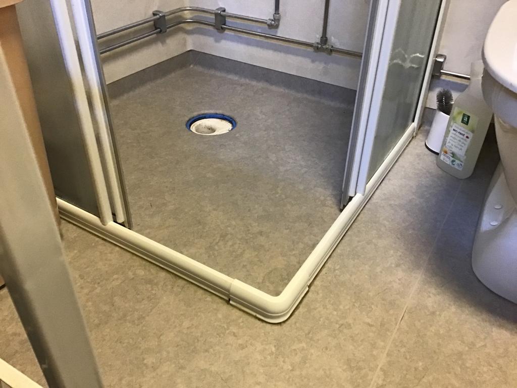 NOTERING Entréplan Allrum --- Badrum Klack i duschzon När golvbrunnen i ett badrum är oåtkomligt för