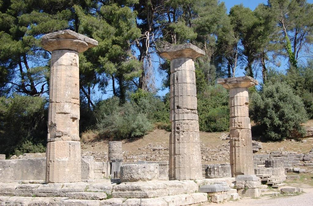 Det äldsta templet i Olympia uppfördes till Hera omkring år 600 f. Kr. Detta rundtempel (tolos) i Olympia kallas Filippeion.