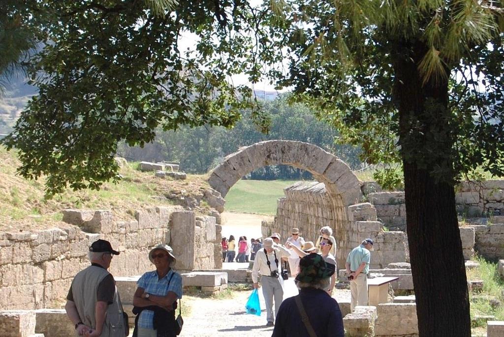De olympiska spelen började i Olympia för snart 2 800 år sedan. De hölls vart fjärde år till guden Zeus ära. Vid den första dagens invigningsceremonier svor man den olympiska eden.