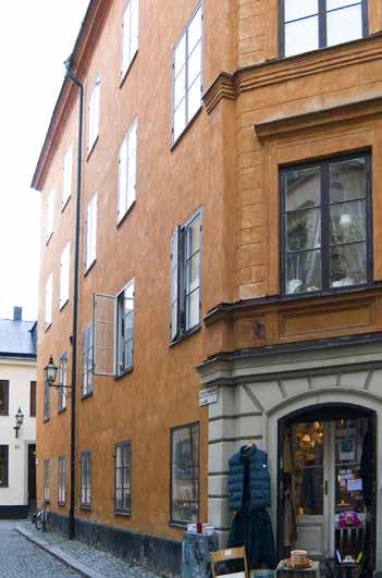 FASADEN MOT TYSKA SKOLGRÄND ÄR SLÄTPUTSAD. I dag är Gamla stan med sina många bevarade tidslager och hus med en lång och omväxlande byggnadshistoria ett historiskt dokument av oersättligt värde.