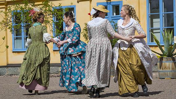 00 Grevinnan Brahe ch Branicula. Danser från 1700-talet. Musik: The Dancing Masters. Framför rangeriet 12.00 Familjevisning. Leta vårblmning ch smaka hnung.