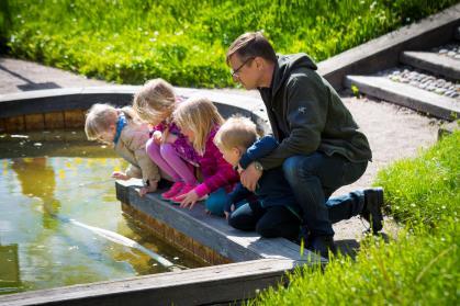Start framför museibutiken 14.45 Bellmans epistlar, sånger ch pastraler. Tlkade av KnivstaSune ch Hasse, på 15.00 Grevinnan Brahe ch Branicula. Danser från 1700-talet.