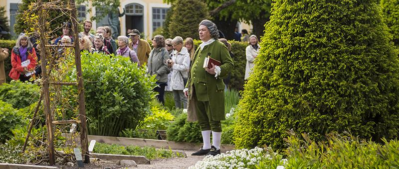15.30 Dräktvisning, Föreningen Gustafs Skål. Gustafs skål ch dansare från Branicula ch Grevinnan Brahe visar exempel på 1700-talets plagg ch mdedetaljer.