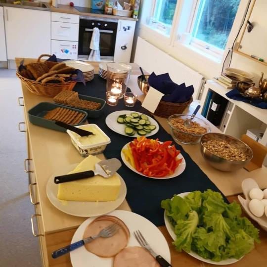 Personalen på NKS Gemensam personalfrukost (skolan bjuder)