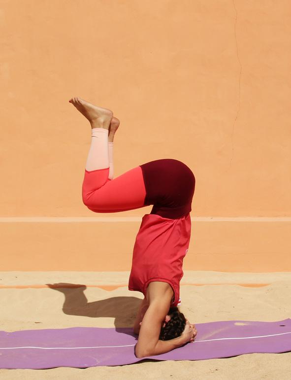 Yoga 11 Huvudstående Stå först på alla fyra, placera hjässan mot underlaget och håll fingrarna, löst flätade, runt