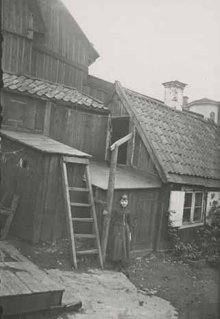 Fastigheten består av tre rödmålade, timrade och panelade hus från 1700-talet samt en tillbyggnad och uthus från 1960-talet.