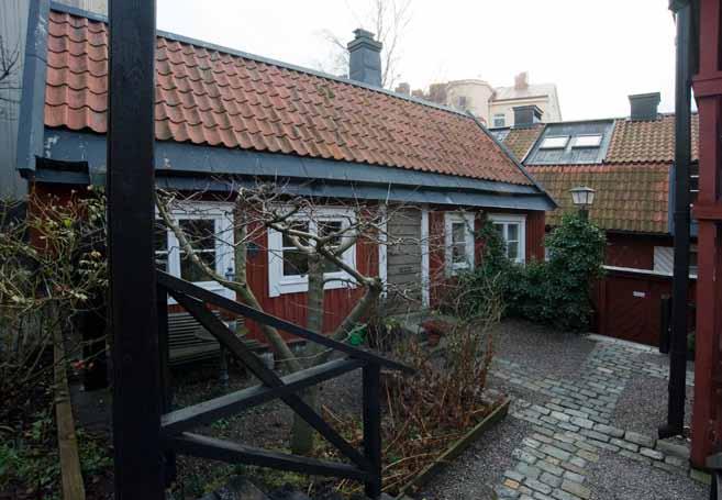 Hus nummer 2 på kartan med vy mot söder. Foto: J. Malmberg. Invändigt fanns murade spisar med murade kupor och i den nedre våningen en målad kakelugn.