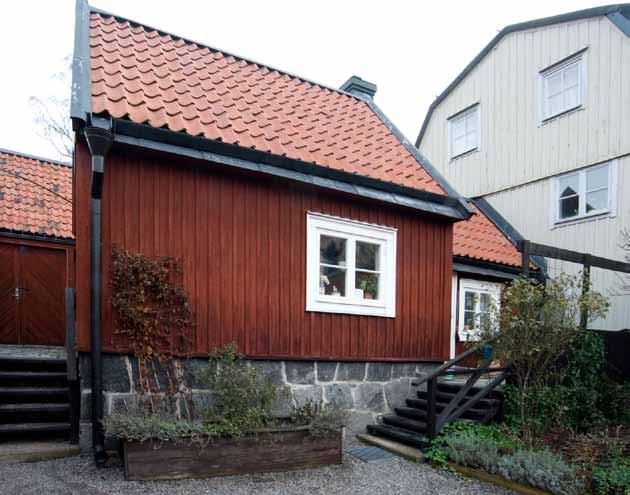 Den mindre rödpanelade stugan till höger byggdes till med en huskropp, den vänstra i bild, under 1960-talet. Foto: J. Malmberg.