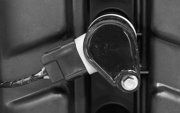 UNDERHÅLL 11. Anslut kabelstammen till tändspolen. a b a - b - c - Anslutning för kablaget Tändspole Skruv c 57247 12. Sätt på den bakre och övre kåpan igen. Säkringar VIKTIGT!