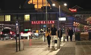 VAD SKAPAR LEVANDE TORG? Ett levande torg är lagom stort, har ett stort utbud och transparenta och småskaliga bottenvåningar.