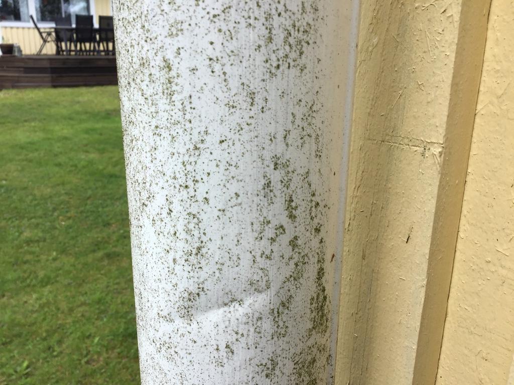Övrigt Stuprörens fals är vänd inåt byggnaden Falsen ska vara riktad utåt ifrån huset.