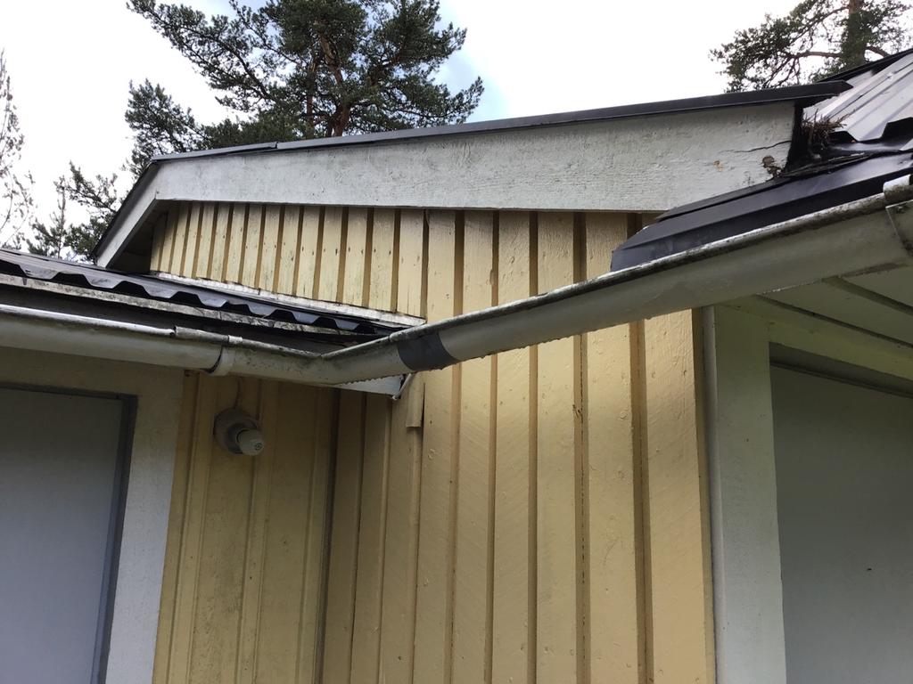 upptäcker det. Utvändigt Bristfällig hängränna.
