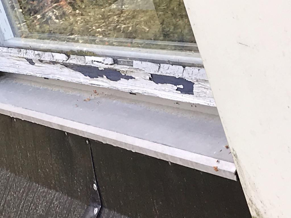 högre fuktupptag i dessa delar. Fönster Fönsterkitt bristfälligt.