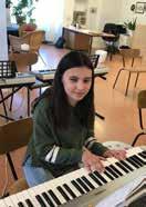 Vad är det som är det bästa med att vara lärare här? - Det är så häftigt att följa eleverna på sin musikaliska resa, att få se hur de utvecklas. Det är också väldigt mycket glädje och fantasi.