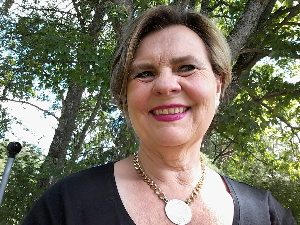 Revisorsuppleant nyval 1 år Silvana Carlén Jag är 64 år gammal och har mina bopålar djupt rotade i den småländska myllan ett par mil utanför Vetlanda.