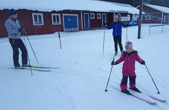 Spåret runt fotbollsplanerna har använts av barnfamiljer medan lite mer skidkunniga åkare har åkt gamla