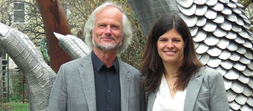 VD Erich Gnaiger och vice VD Verena Laner, Oroboros Instruments, framför företagets iögonfallande entré i Innsbruck, Österrike.