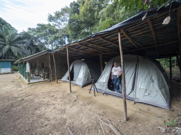 Denna gång gick vi inte längs asfaltvägen utan längs en stig eller skogsväg som används av de illegala skogshuggarna. Skogen här är väldigt påverkad av människan och inte mycket stora träd finns kvar.