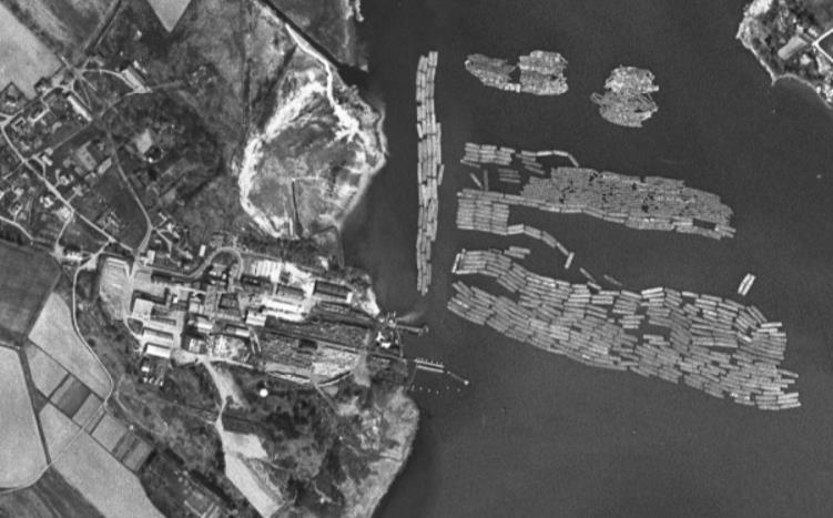 Figur 12 Flygfoto över Loddby sulfitmassabruk från år 1960. Lantmäteriet. Sulfitmassan som tillverkades i Loddby var ett halvmjukt fabrikat av växtfibrer som användes vid tillverkning av papper.