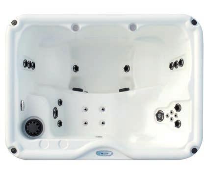 På motsatta sidan finns ett öppet säte med plats för två vuxna eller tre barn. Retreat är byggd med den gedigna kvalité som kännetecknar produkter från Nordic Hot Tubs.