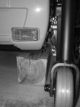 Invacare Bora /Spectra XTR-serien Ta bort svängarmen från ramen 1. Stäng av manöverboxens elektronik. 2. Dra ut motorns kontakt ur elektroniken. 3. Öppna kabelklämmorna så att motorkabeln blir synlig.