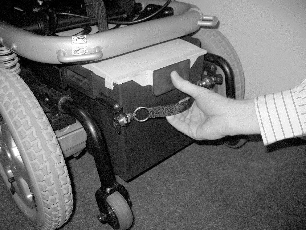 Service 17. Koppla den bruna sladden (+) till den sprint på drifttidsräknaren som är markerad med en plussymbol. Den bruna ledningen är dessutom markerad med ett gult hölje som har en plussymbol. 18.