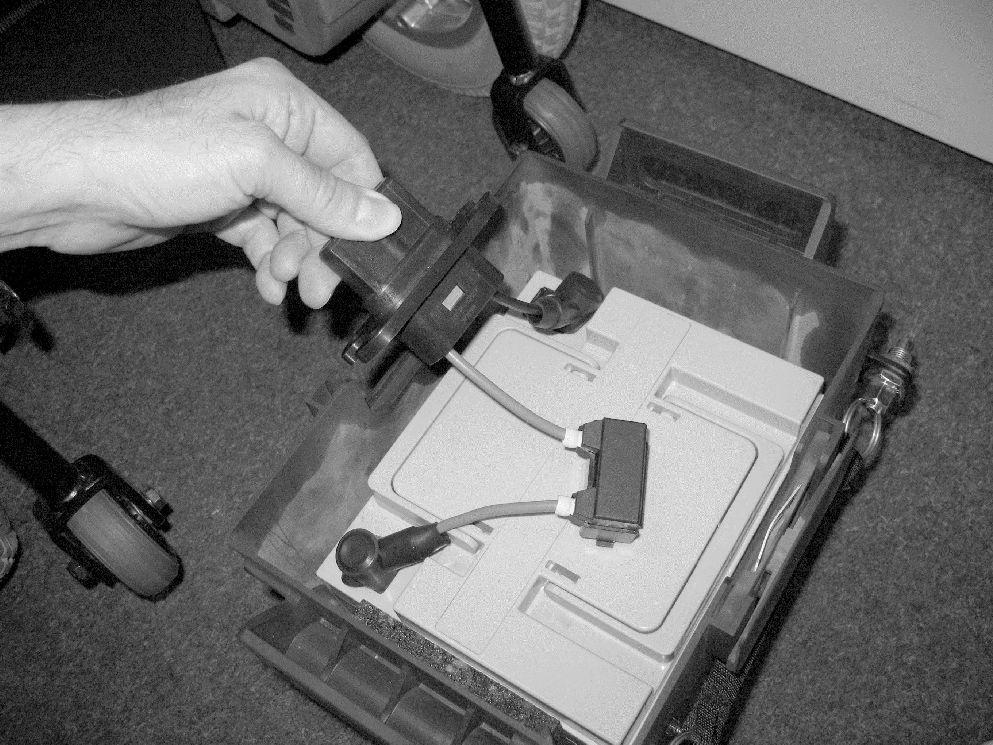 Fig. 5-41 Det går att dra upp batteriet ur batterilådan i handtaget. 3. Fig.