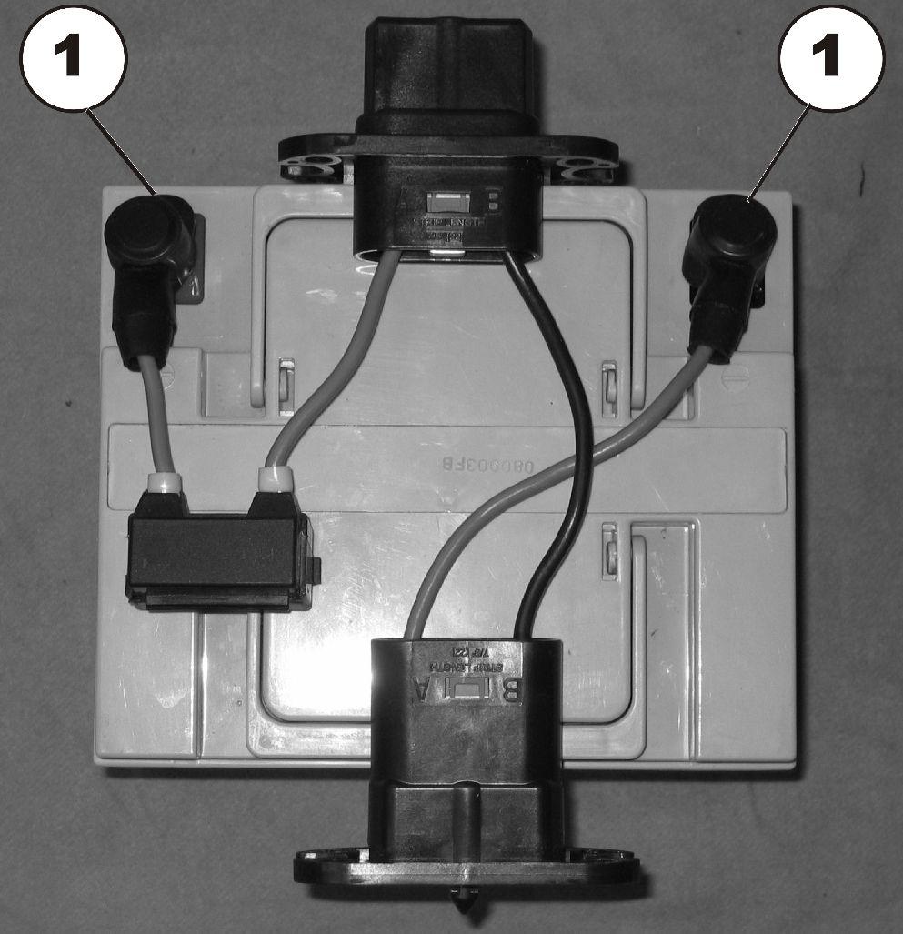 Det bakre batteriet har endast ett uttag för batterilådan på framsidan.