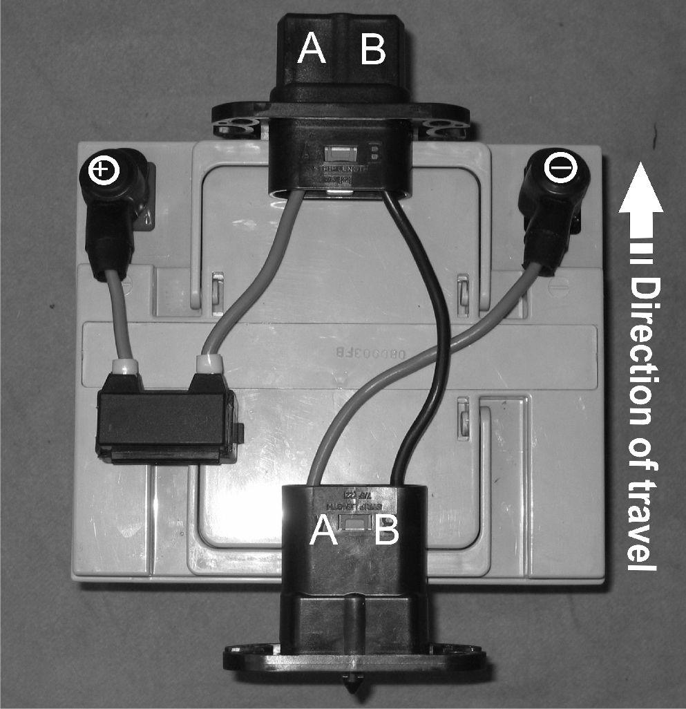 Service 11. Se till att batterilådans uttag/kontakter är rätt monterade. Det finns ett polaritetsdiagram i batterilådornas höljen. Främre batteri: 1. Fig.