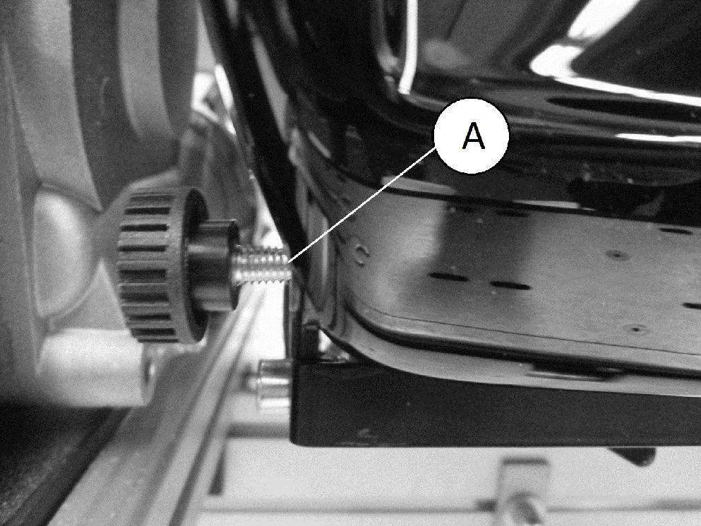 Öppna batteriremmen A under säkringsspåret C. 5. Fig. 5-45 Batterilådans uttag sitter på framsidan (fläns i mitten). Sidan A på uttaget är till vänster i körriktningen.